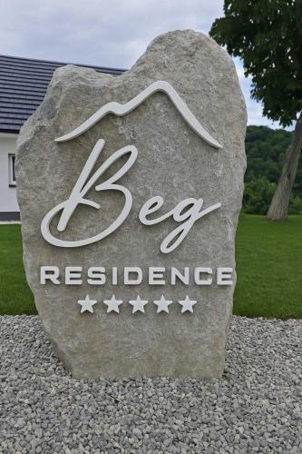 a sign for the kep experience on a rock at Beg Residence in Rogaška Slatina