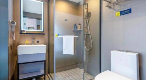 a bathroom with a shower and a sink and a toilet at 7 Days Inn Chengdu Sichuan University South Railway Station in Chengdu