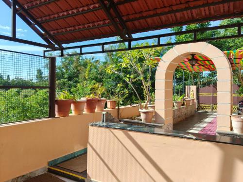 Un balcón o terraza en Maha Periyava Kuteeram Family Room