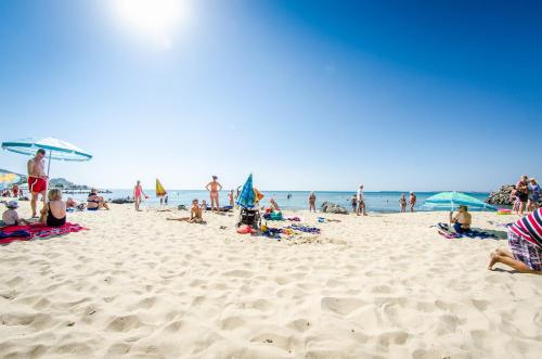 En strand i nærheden af resortet