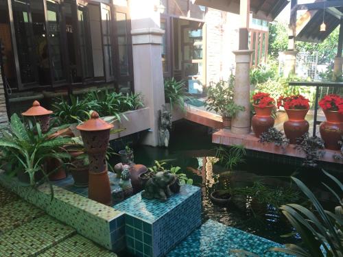 Ein Garten an der Unterkunft Wannara Hotel Hua Hin