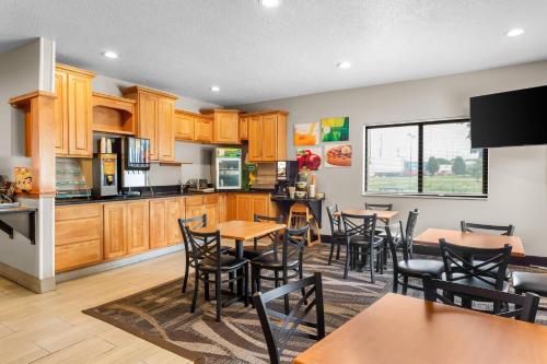 Kuchyň nebo kuchyňský kout v ubytování Quality Inn Beloit