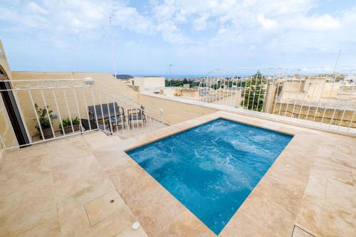 Der Swimmingpool an oder in der Nähe von Peonja Suite