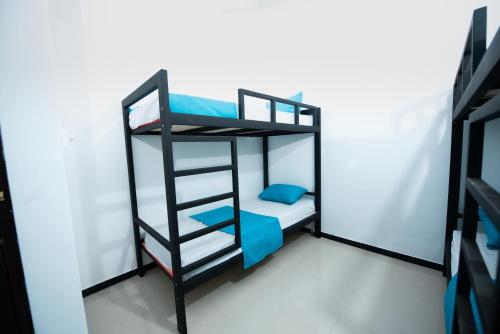 ゴールにあるBreeze Budget Unawatunaのはしご付きの部屋の二段ベッド1台分です。