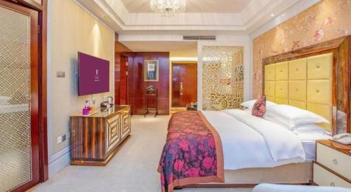 a large bedroom with a large bed and a bathroom at Fortune International Hotel in Xiawutun