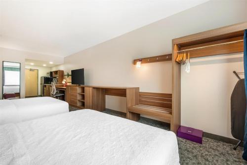 Una cama o camas en una habitación de Home2 Suites By Hilton Harrisonburg University