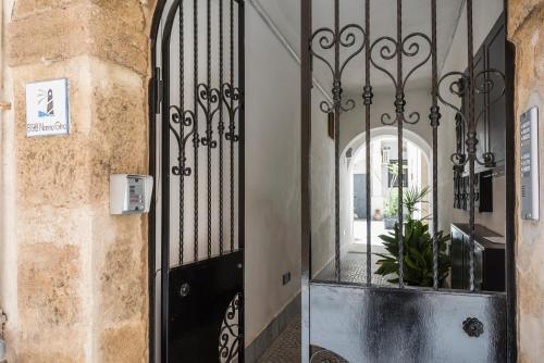 uma porta preta com uma planta em vasos em B&B Nonno Gino em Marsala