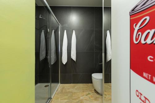 Vonios kambarys apgyvendinimo įstaigoje Suites Garden Loft Andy Warhol