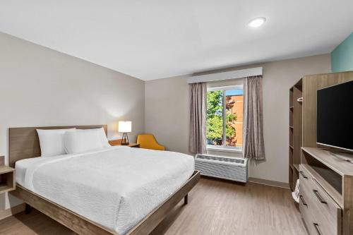 Cama o camas de una habitación en ECHO Suites Extended Stay by Wyndham Sterling