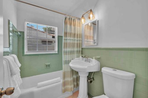 Bilik mandi di TWO houses ONE Property Game Room Heated Pool 2 Hot Tubs STEPS from Beach RESlDENCES