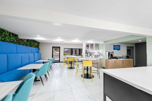 a dining room with tables and chairs at Clarion Pointe in Shreveport