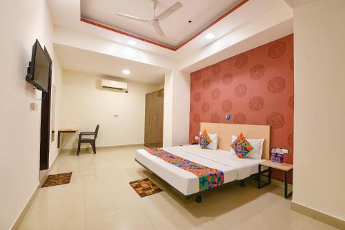 Postel nebo postele na pokoji v ubytování FabHotel Blue Stone