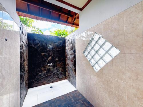 Ένα μπάνιο στο Soluna Homestay Bali