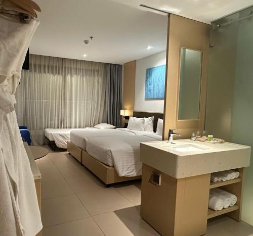 a hotel room with a bed and a sink at THE SEA at THE ARINA CAM RANH in Thôn Hò Ða