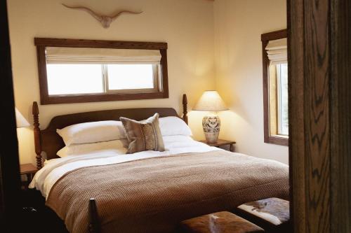 Ένα ή περισσότερα κρεβάτια σε δωμάτιο στο Wild Moon Ranch Pickleball, Cedar Tub & Views
