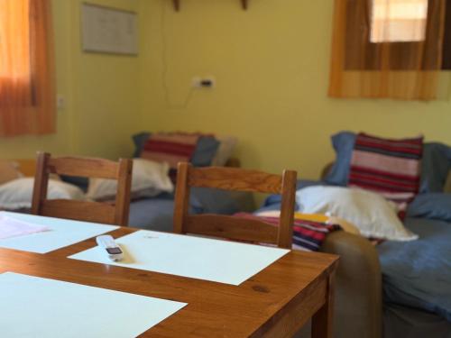 a room with a table and chairs and a couch at Lidori Mani in Akhíllion