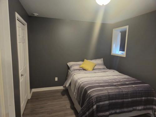 Postel nebo postele na pokoji v ubytování Cozy Digital Nomad Apartment in Montreal Riv-Sud