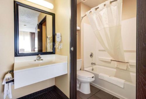Ένα μπάνιο στο Quality Inn & Suites Lincoln North