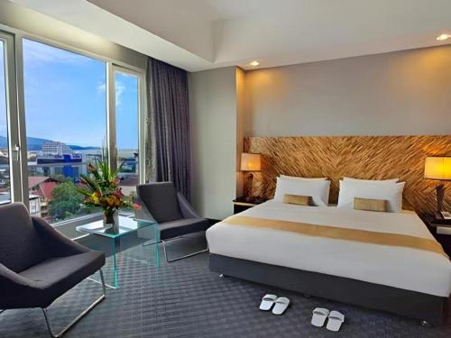 Кровать или кровати в номере Sintesa Peninsula Hotel