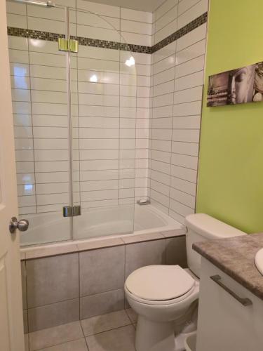 Koupelna v ubytování Cozy Digital Nomad Apartment in Montreal Riv-Sud