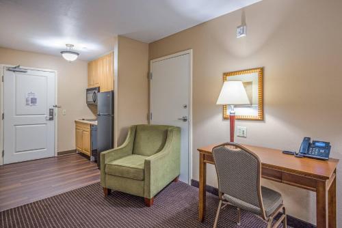 Χώρος καθιστικού στο MainStay Suites Port Saint Joe South