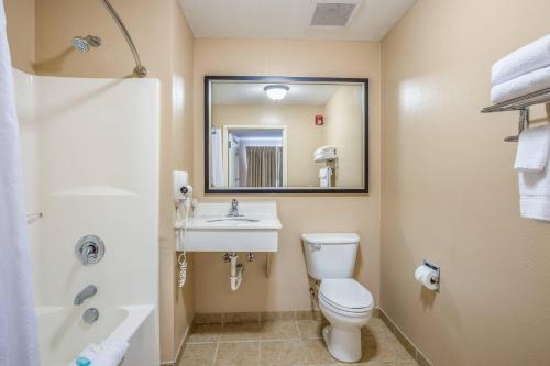 Ένα μπάνιο στο MainStay Suites Port Saint Joe South