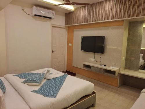 バラナシにあるThe Banaras Paradiseのベッドと薄型テレビのある寝室