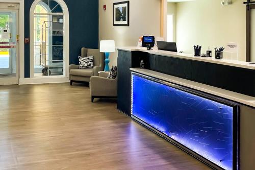 Μια τηλεόραση ή/και κέντρο ψυχαγωγίας στο Comfort Suites Salisbury I-85