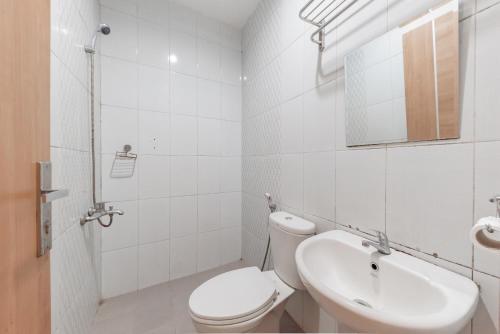 Ένα μπάνιο στο RedDoorz Premium @ Griya Inkoppabri Cisarua Puncak