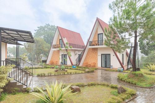 Κήπος έξω από το RedDoorz Premium @ Griya Inkoppabri Cisarua Puncak