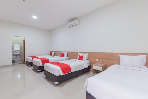 Ένα ή περισσότερα κρεβάτια σε δωμάτιο στο RedDoorz Premium @ Griya Inkoppabri Cisarua Puncak