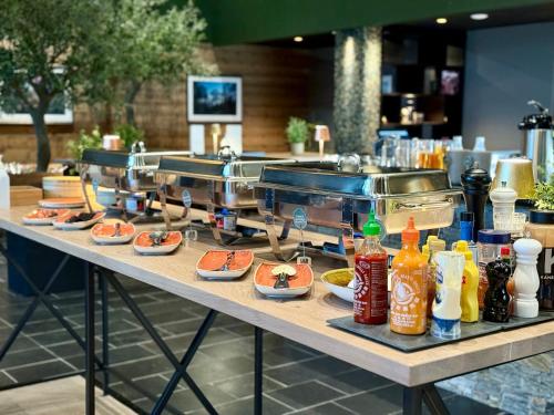 a buffet with food and drinks on a table at Riddergaarden Mountain Lodge, Beitostølen in Beitostøl