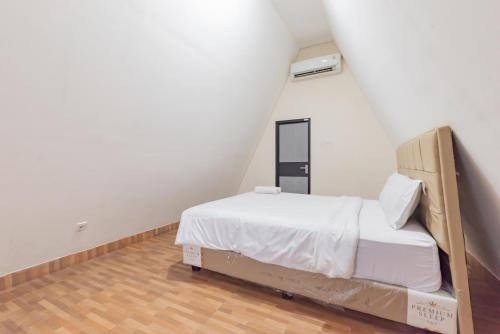 Ένα ή περισσότερα κρεβάτια σε δωμάτιο στο RedDoorz Premium @ Griya Inkoppabri Cisarua Puncak