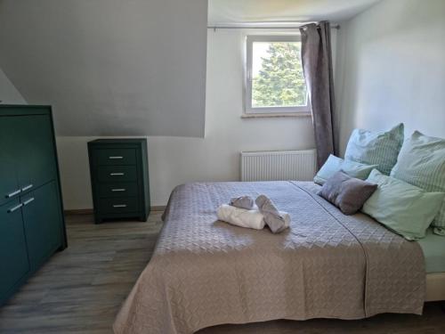 a bedroom with a bed with two towels on it at Gesamte Unterkunft in zentraler Lage in Hattingen in Hattingen
