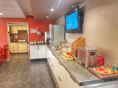 Cuisine ou kitchenette dans l'établissement Comfort Aparthotel Mutzig Portes d'Alsace