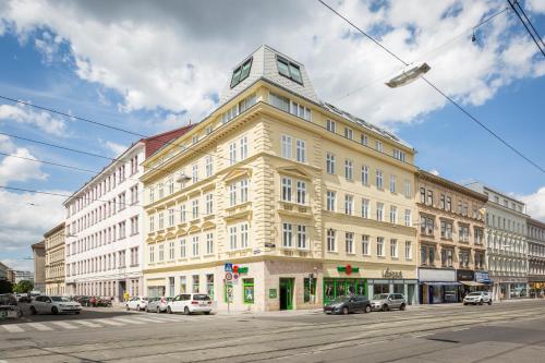 Vienna Grand Apartments City في فيينا: مبنى كبير وساعته عليه