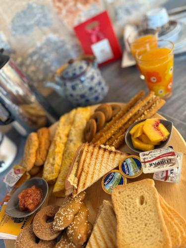 a table with various types of snacks and bread at Lidori Mani in Akhíllion