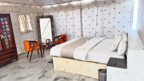 Postel nebo postele na pokoji v ubytování Marawi desert resort