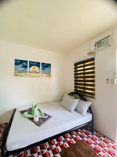 Ein Bett oder Betten in einem Zimmer der Unterkunft Jasmine Inn at Bucana Beach El Nido