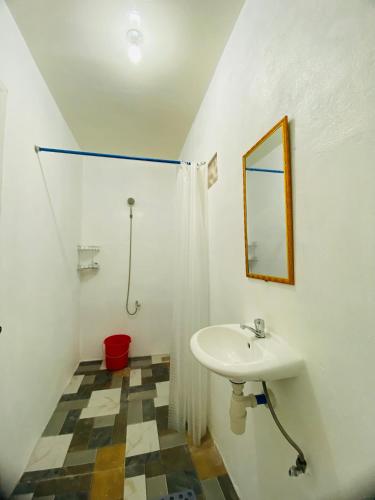 Ein Badezimmer in der Unterkunft Jasmine Inn at Bucana Beach El Nido