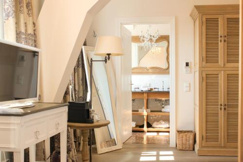 a hallway with a living room with a chandelier at Gästehaus im Weingut am Nil in Kallstadt