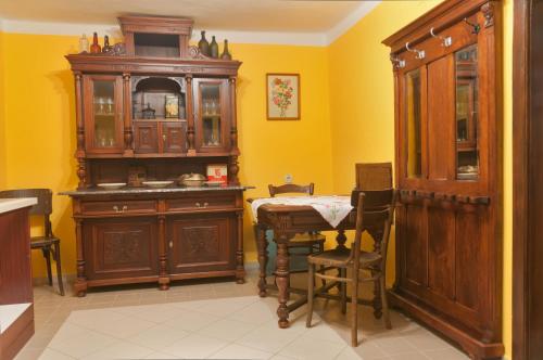 a dining room with a table and a wooden cabinet at Antiklak in Doboz
