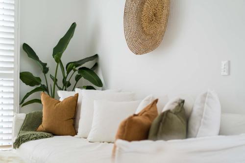 凯阿玛The SALTY PALMS Luxury Villas By the Sea的配有枕头和植物的白色沙发