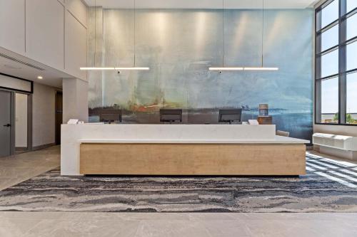 Postel nebo postele na pokoji v ubytování Sandman Signature Dallas Las Colinas Hotel & Suites