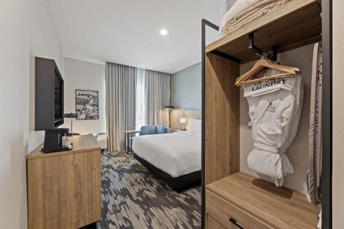 Postel nebo postele na pokoji v ubytování Sandman Signature Dallas Las Colinas Hotel & Suites
