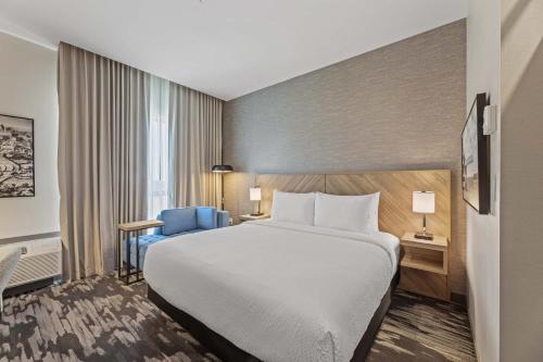 Postel nebo postele na pokoji v ubytování Sandman Signature Dallas Las Colinas Hotel & Suites