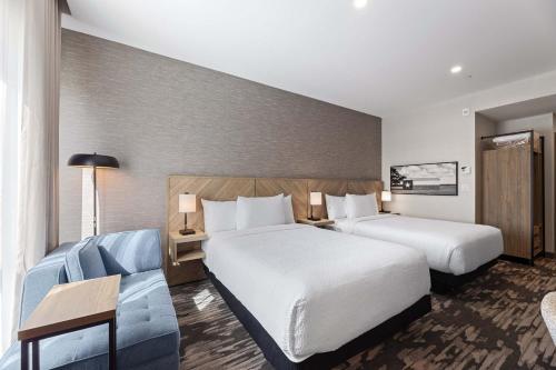 Postel nebo postele na pokoji v ubytování Sandman Signature Dallas Las Colinas Hotel & Suites