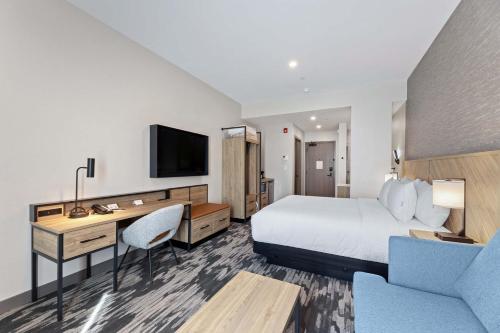 TV a/nebo společenská místnost v ubytování Sandman Signature Dallas Las Colinas Hotel & Suites