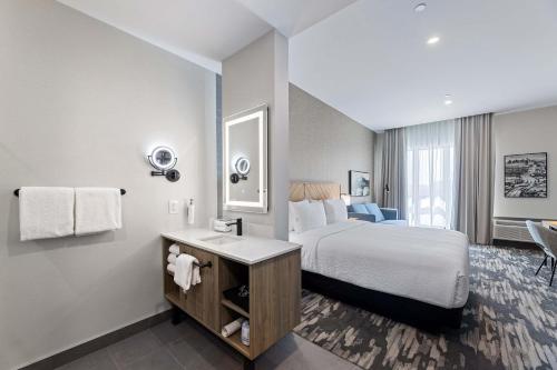 Postel nebo postele na pokoji v ubytování Sandman Signature Dallas Las Colinas Hotel & Suites
