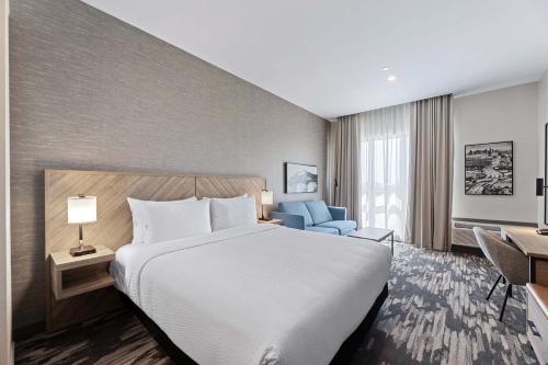 Postel nebo postele na pokoji v ubytování Sandman Signature Dallas Las Colinas Hotel & Suites